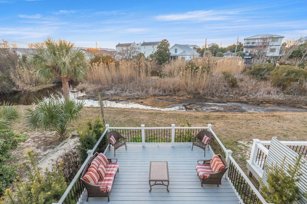 Searenity Awaits: 2-bd, 2-ba Coastal Escape! Perfect for 5! Pet Friendly!