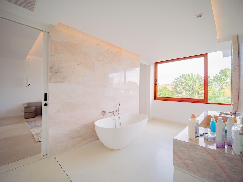 Luxurious 5bedroom White Estate Villa Private Lake