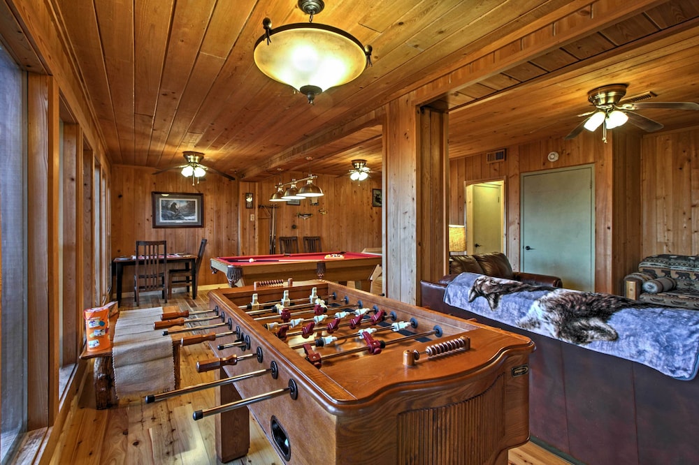Hot Tub & Mtn Views: Scenic Cabin in Gatlinburg!