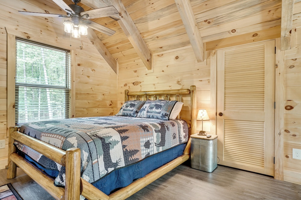 Sip, Hike & Explore: Sleek Retreat in Cleveland!