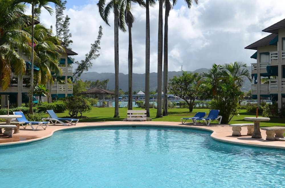 Bay Pointe Yacht Club 2BD Apartment OLR