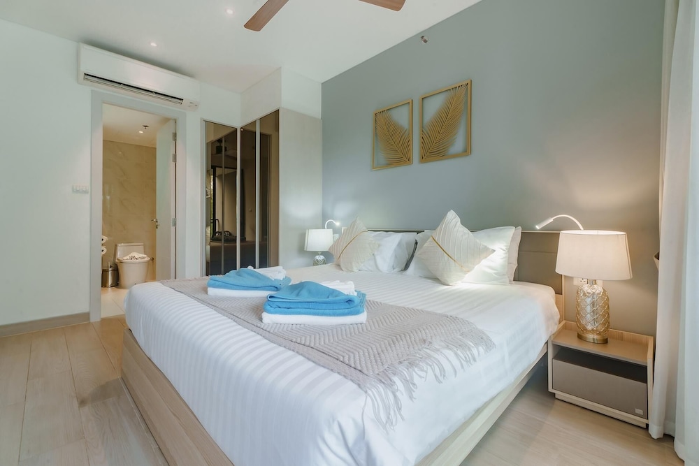 Cassia Exclusive Lake View Condo, Bang Tao Beach