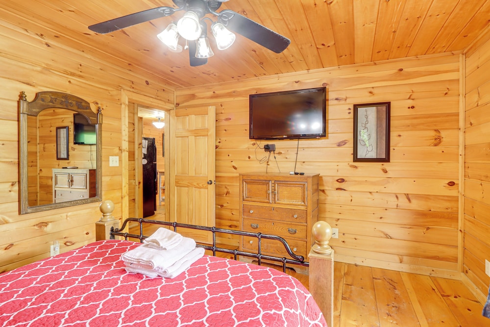 Pet-friendly Resort Cabin 5 Mi to Dtwn Ellijay!