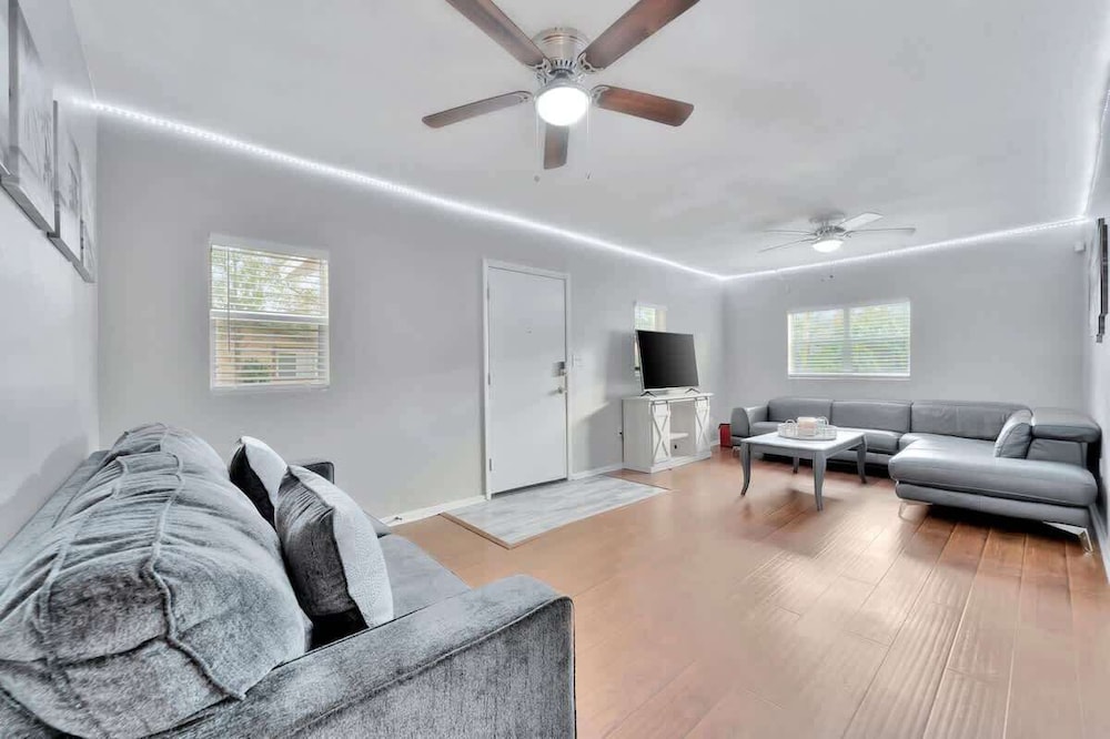 Updated Cozy Home Centrally Located pet Friendly