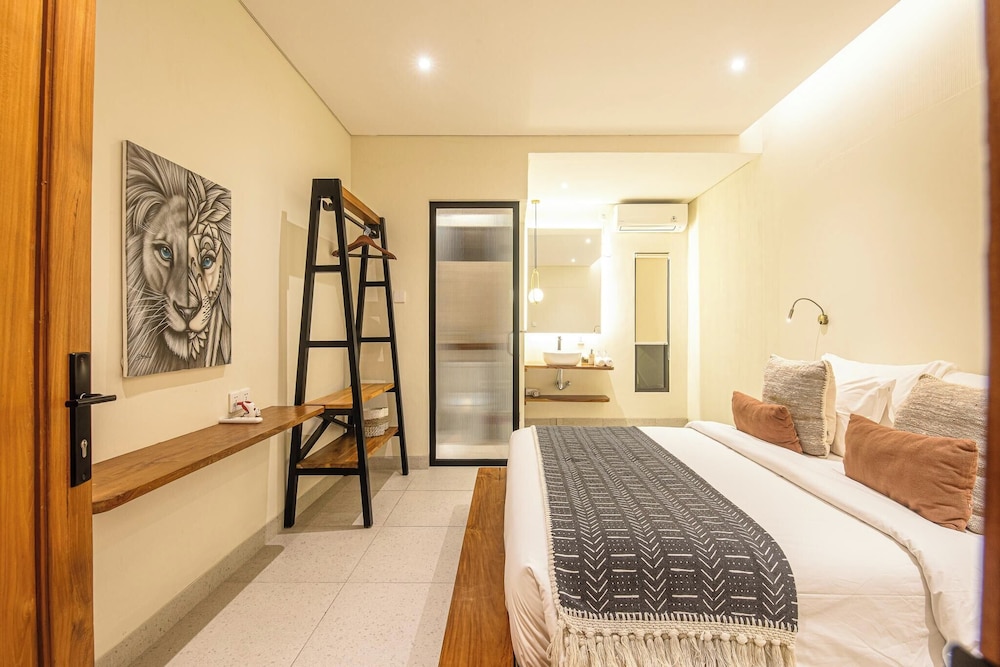 Chic 4-br Villa in Central Seminyak, Beach 5 Mins