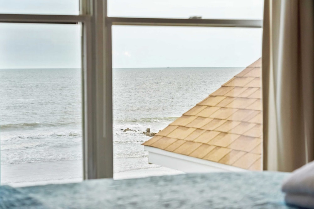 Oceanfront w/ Pool, Panoramic Deck Views, 5bdr Folly Ocean Breeze by Avantstay