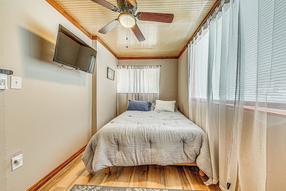 < 1 Mi to Grindstone Lake: Cabin w/ Large Yard!