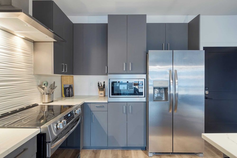 Sleeps 42 7 Modern Midtown Apartments w/ Gym + Pool Walkable to Shops & Eats