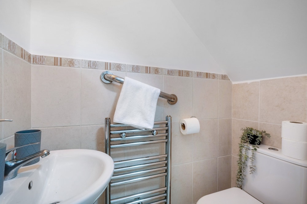 Isher 3 Bedroom 2 Bath Hse with Parking