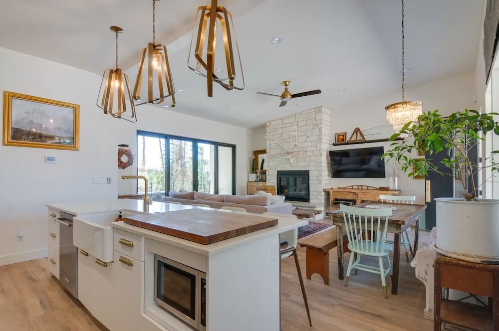 Beaver Vacations - Alpine  Mountain Escape - Property Image 1