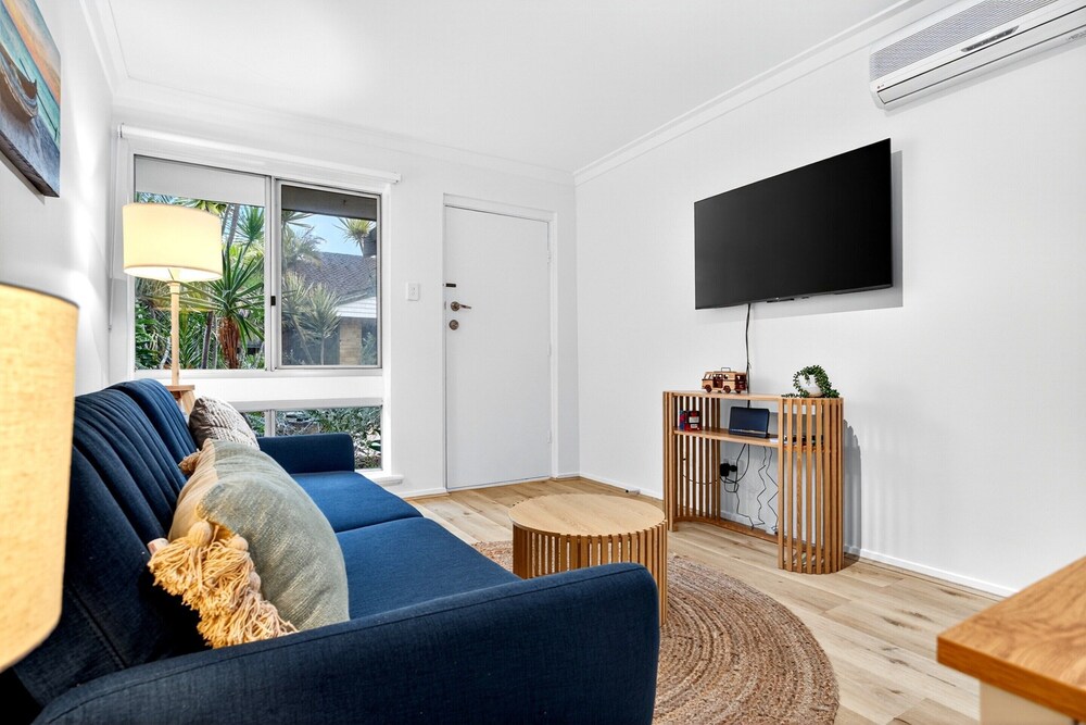 Bright 2-bed Unit Near Scarborough Beach
