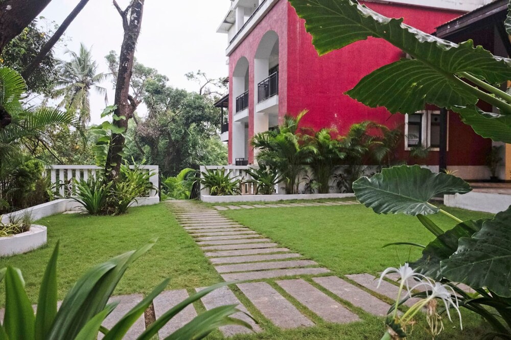 Sunny 1BR Retreat Steps From Candolim Beach