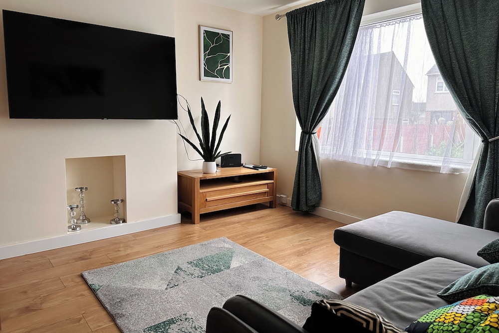 2 Bedroom Apartment-sleeps 6-parking-wifi