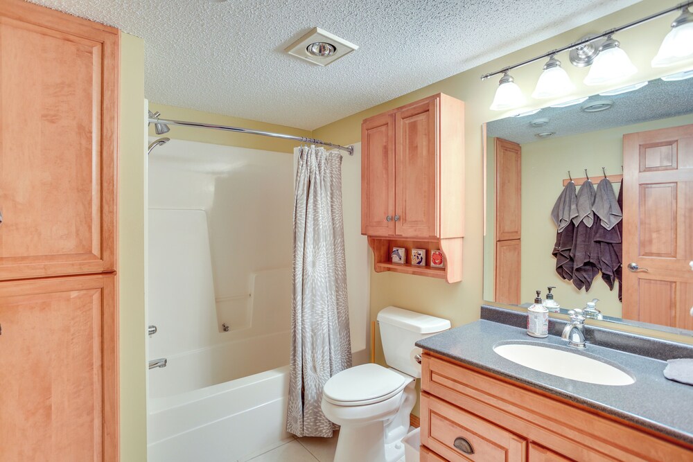 Hot Tub + Fireplace: Cozy Home on Howard Lake!