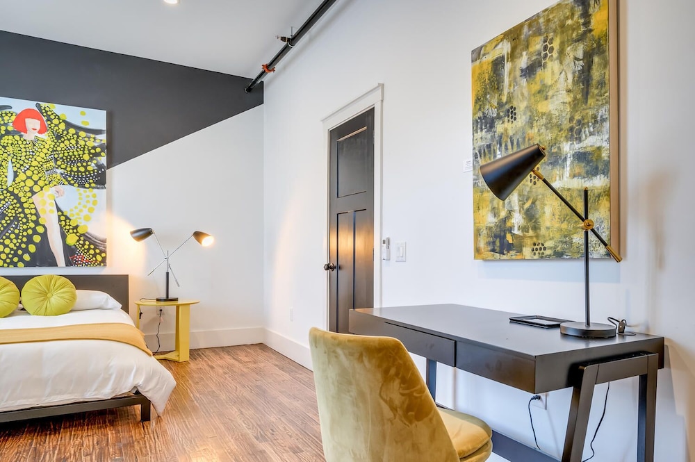 7 Private Suites Sleeps 25 Walkable to DT! view 4