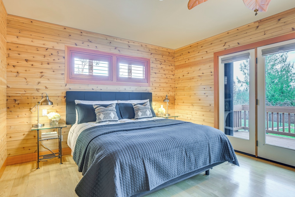 Gorgeous Home w/ Mt Rainier Views: 4 Mi to Poulsbo