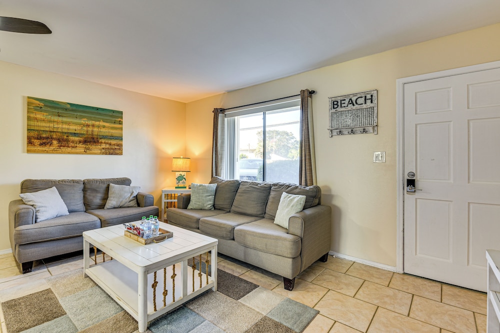 < Half-mi to Beach: Quaint Destin Condo