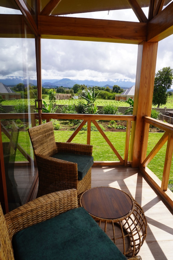 Moyoni Africa Lodge & Tours