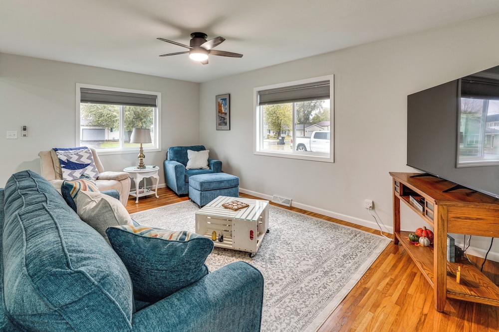 Walk to Lagoon Saloon! Chic Home on Nugent's Canal