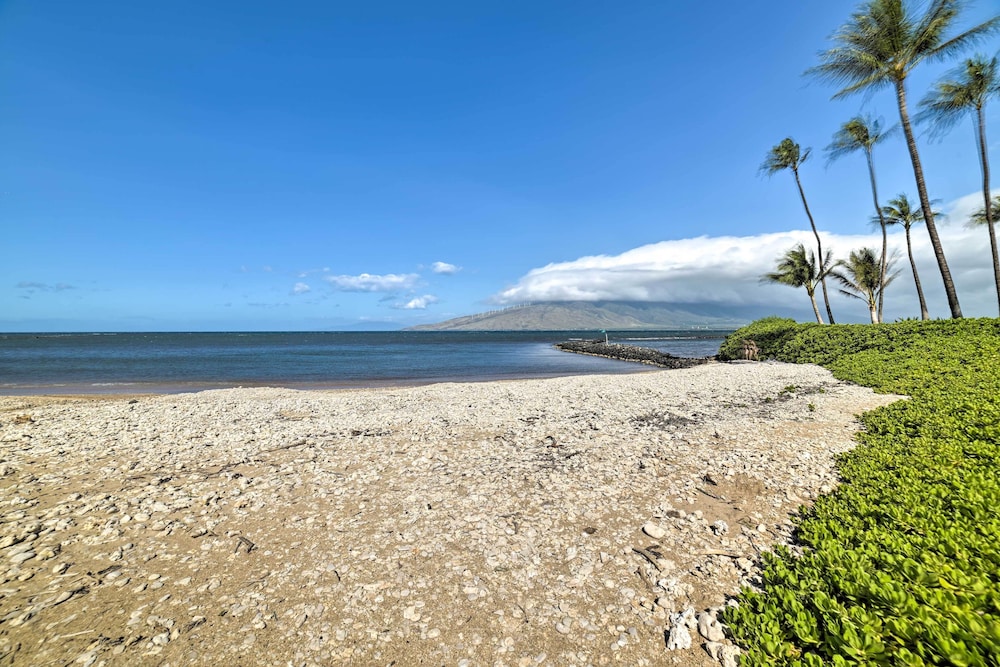 Ocean-view Kihei Condo w/ Lanai: Steps to Beach!