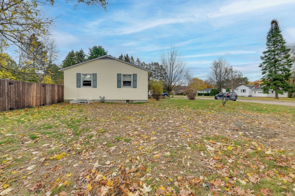 15 Mi to Cochran's Ski Area: Cozy Home w/ Yard!