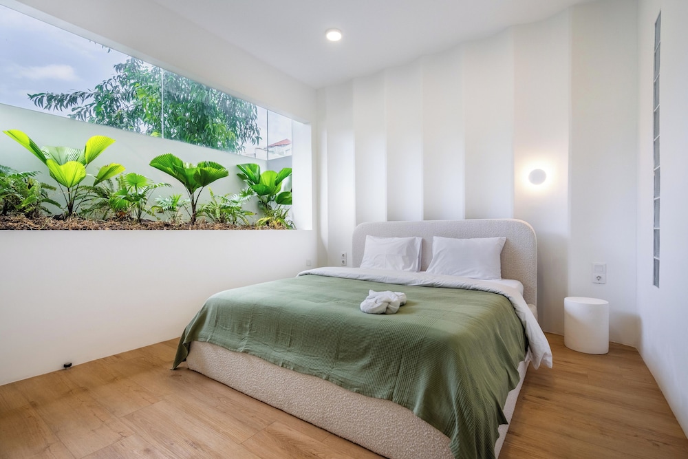 Dreamland Villa with Pool 3 min to Beach