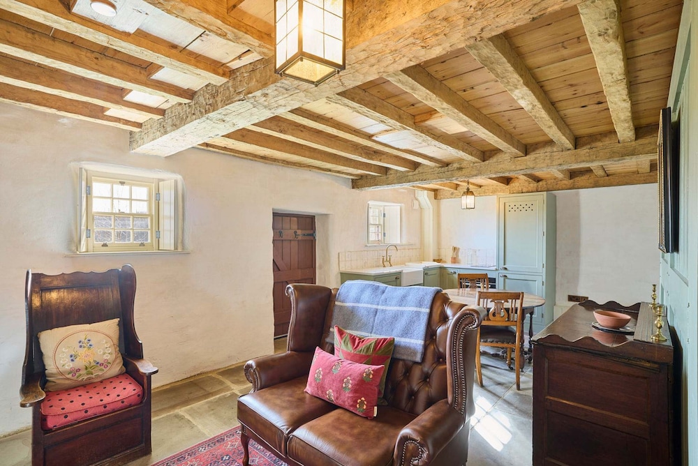 Host Stay Potters Cottage