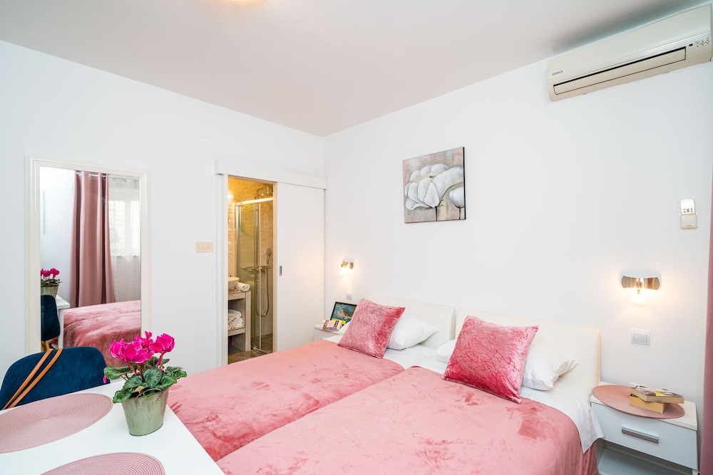Jele Rooms