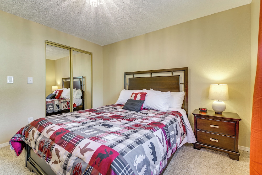 Family Retreat w/ Hot Tub & Game Room in Everett!