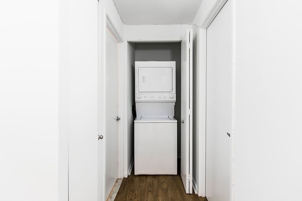 Bright 2 Bedrooms 2 Bathrooms Unit With Balcony
