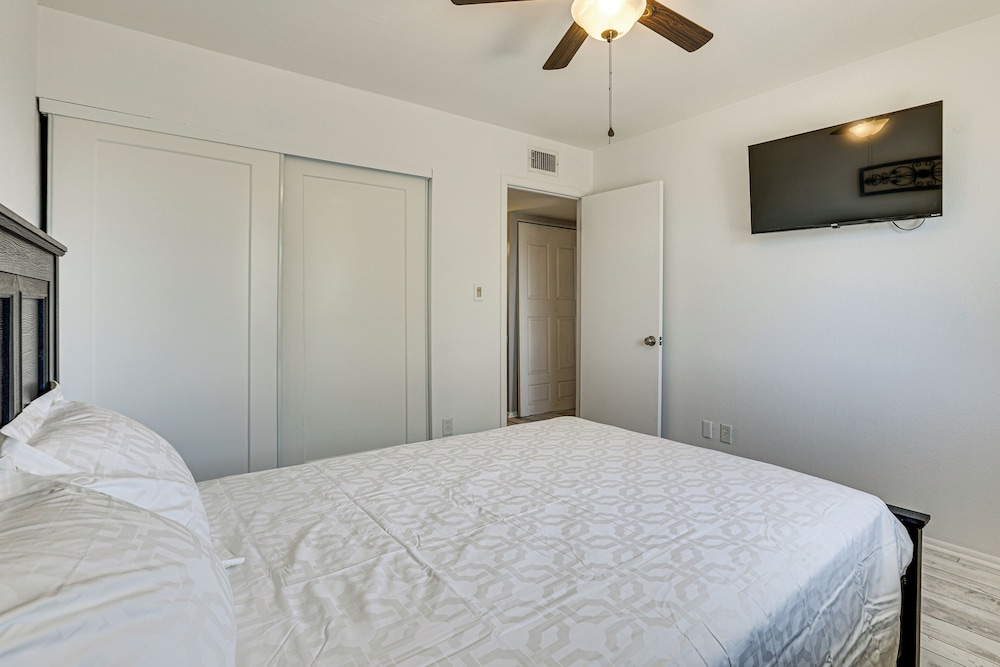 2 Mi to Old Town & Mall: Townhome w/ Pool Access!