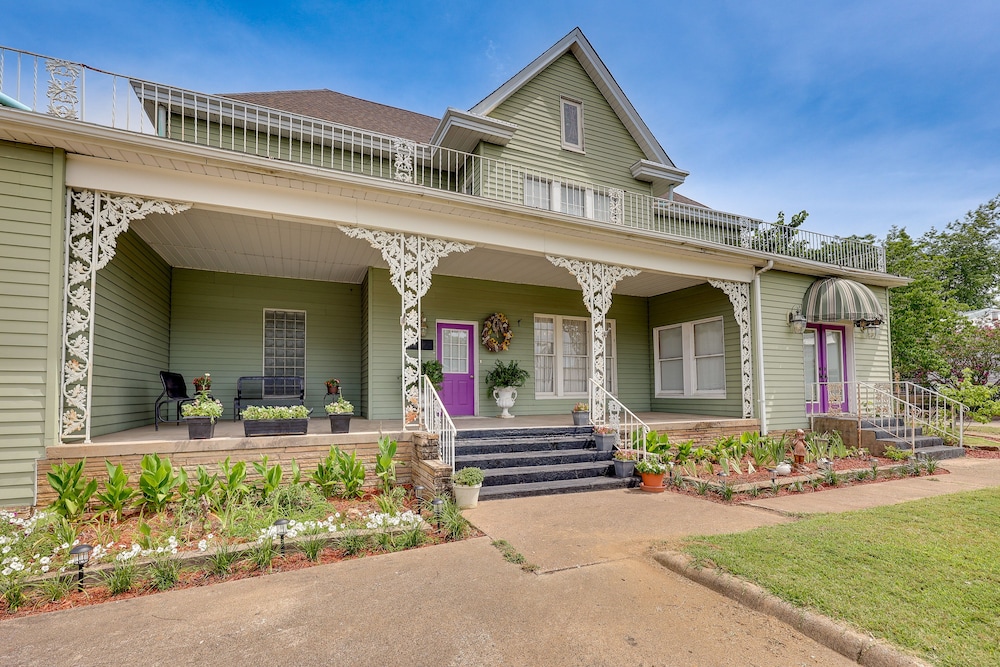 Paris Vacations - Paris Vacation Rental  15 Mi to Mount Magazine! - Property Image 14