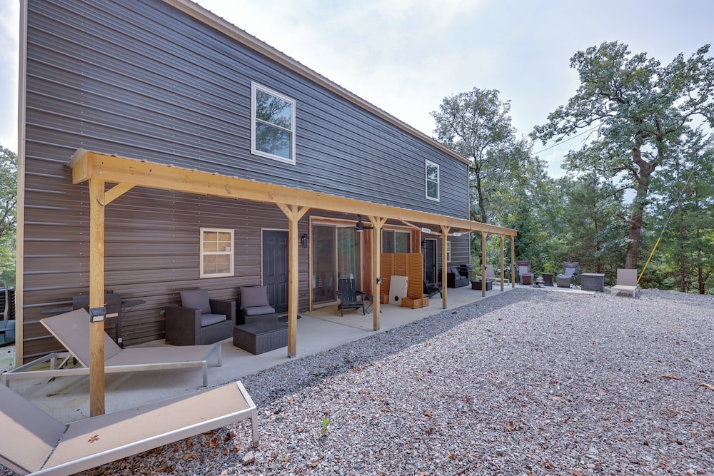 Duplex w/ Furnished Patio Near Lake Ouachita!