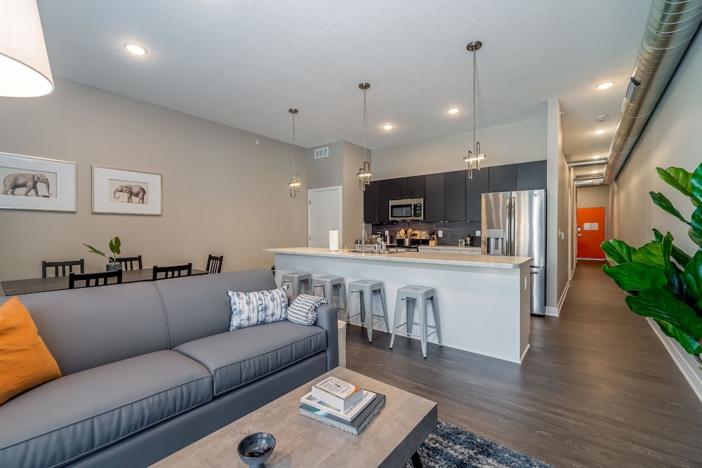 Des Moines Vacations - Des Moines Beautiful 2BD 2BA Downtown Apartment - Property Image 1