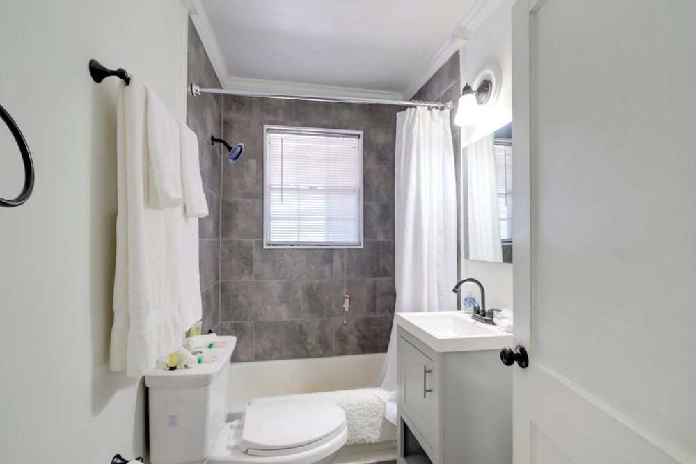 6 Mi to Historic Leesburg: Apt w/ On-site Dining