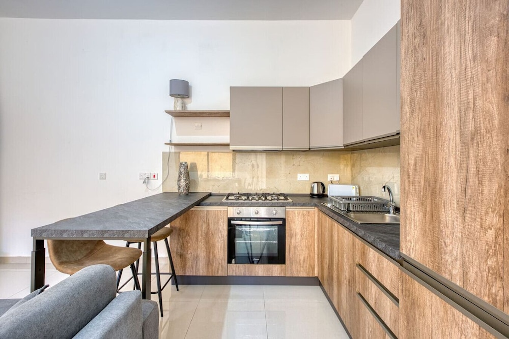 Relaxing Xaghra Apartment With BBQ Amenities