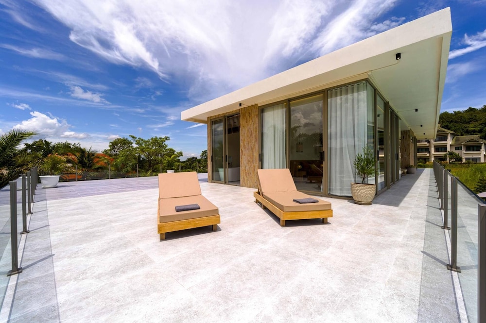 Ultra-Modern 6-Bedroom in GolfCourse PH6