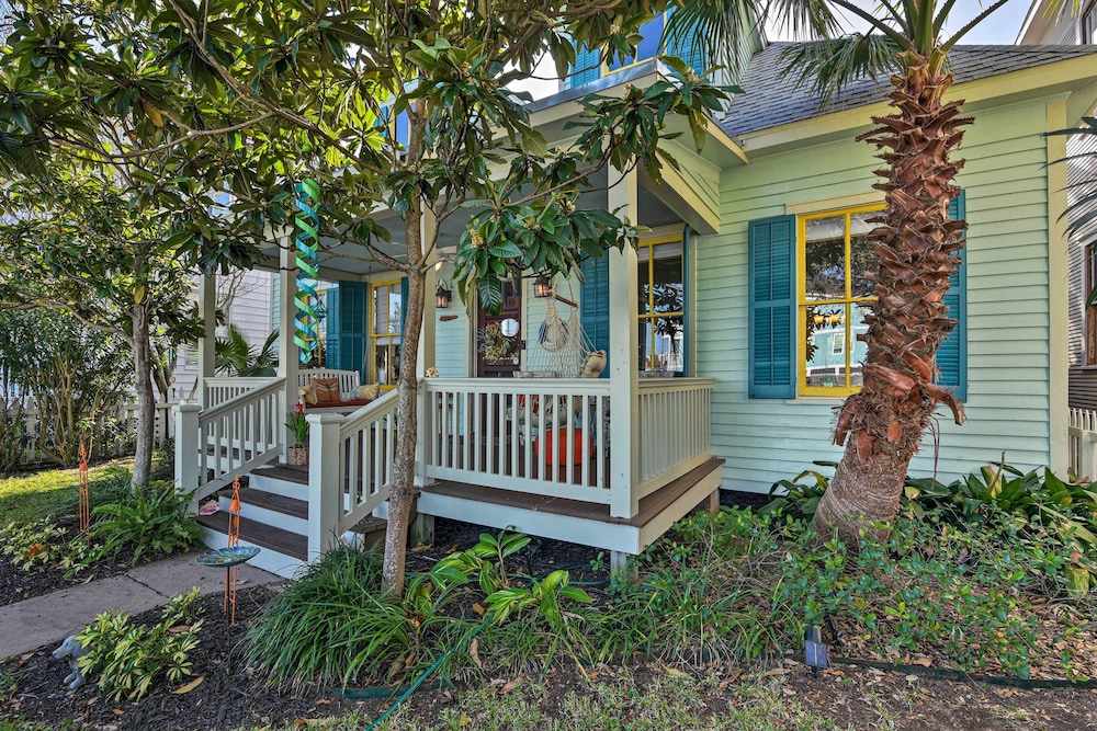 5 Blocks to Beach: Coastal Cottage in Galveston! view 5