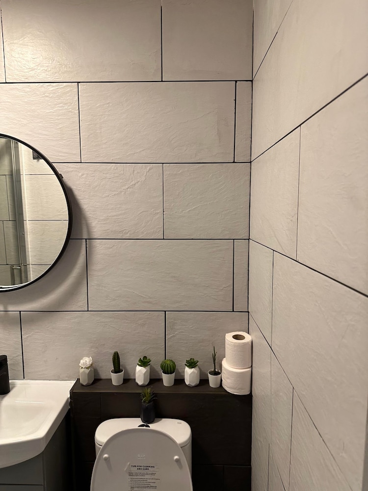 Studio Sleeps 3 - Outdoor Space - Pet Friendly