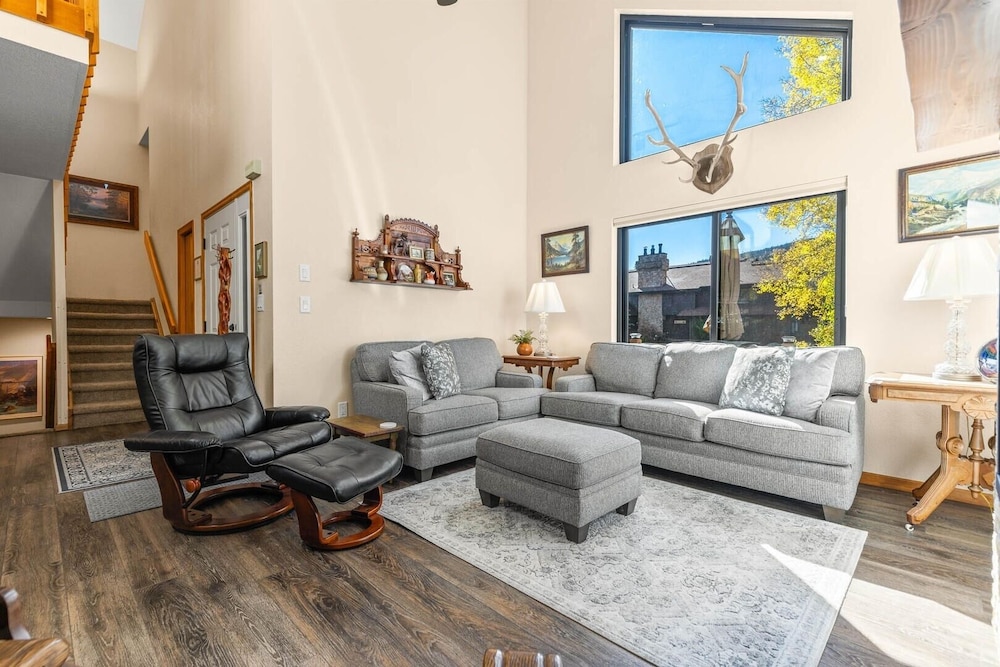 Mountainside 523 3 Bedroom Home by RedAwning