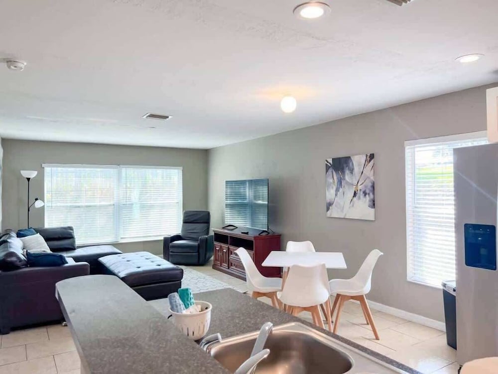 Contemporary 3 Bedroom Home in Dade City