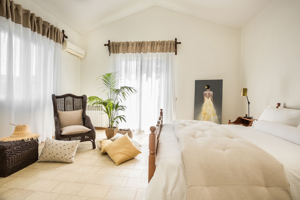 Malibu Studios & Apartments