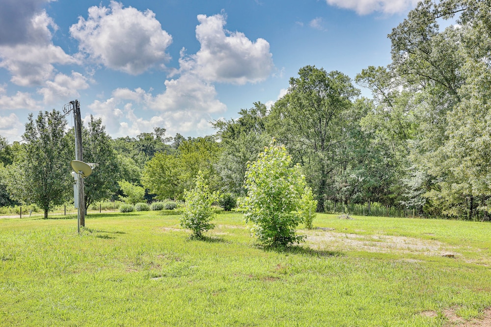 5 Mi to Lake Ouachita: Peaceful Cabin Retreat