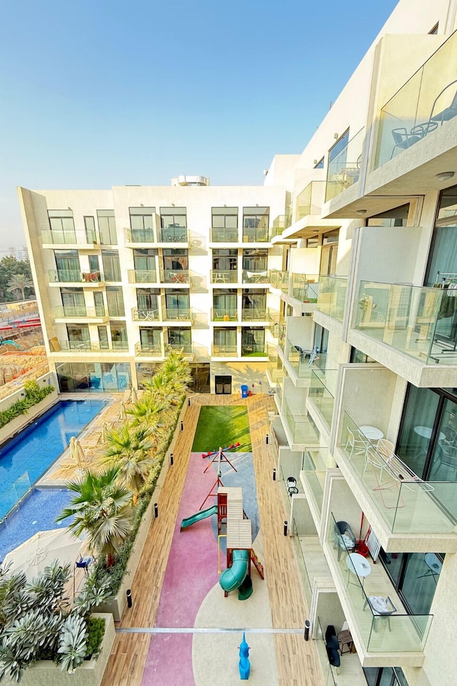 Stylish Studio Pool View JVC Elysee 3