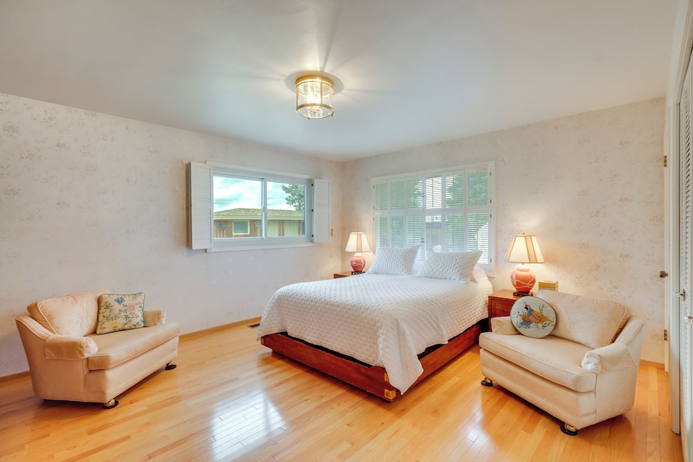 2 Living Areas + Library! Home 22 Mi to Mt Rose