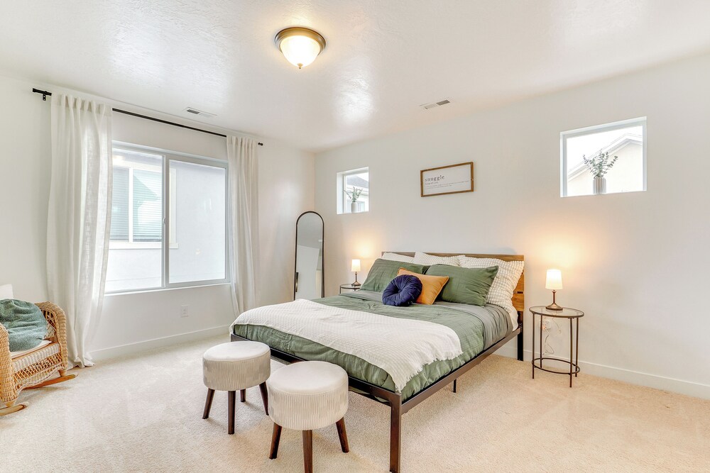 4 Mi to Zions Bank Stadium: Sleek Herriman Retreat