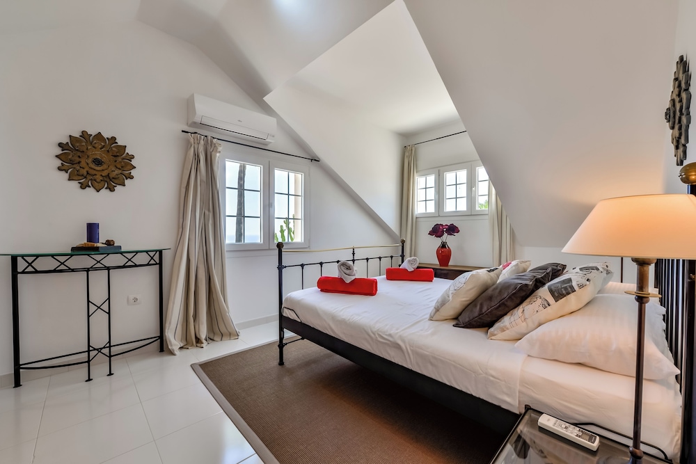 4bed Villa Sleeps 8- Pool, Garden, Bbq, Near Beach