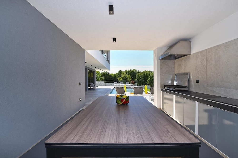 Spacious Villa With Pool and Garden in Stokovci