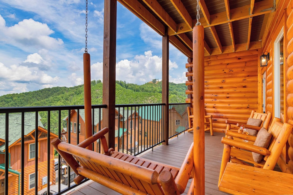 All Fun & Games by Avantstay Indoor Pool, Game Room, Theater, Mountain Views Near Pigeon Forge & Dollywood
