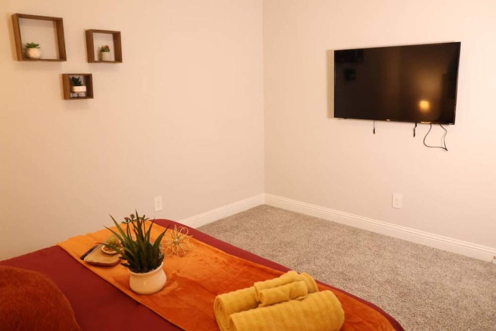 Spacious Home w Putting Green -for Extended Stays